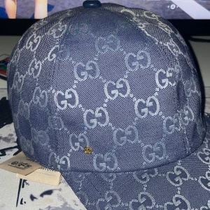 Blå Gucci dubai keps - Helt ny tags medkommer. Väldigt fin skick 9,5/10. Priset kan diskuteras vid snabbaffär