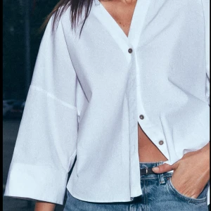 Vit oversized skjorta från Zara - Vit skjorta från Zara med oversized passform och vida ärmar. Passar till vardags och fint!💞Skriv för fler bilder💞