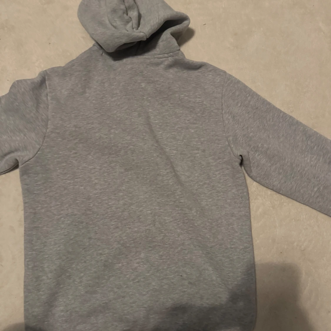 Grå hoodie från Lacoste med huva - 2