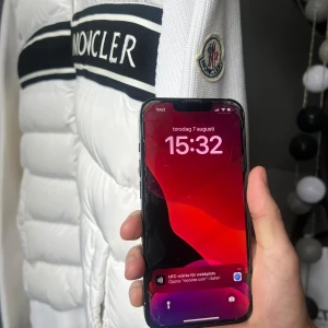 Moncler Cardigan - Säljer nu min exklusiva vita moncler cardigan. Det finns tecken på användning. Nypris:8000 kr, mitt pris: 2500 kr. Tveka inte på att skriva om ni har några funderingar!