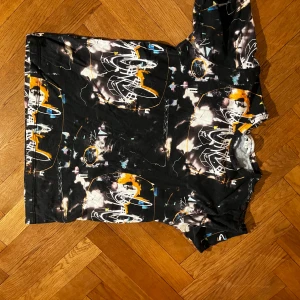 Comme des garçon T-shirt  - Cool svart t-shirt med unikt grafiskt mönster.