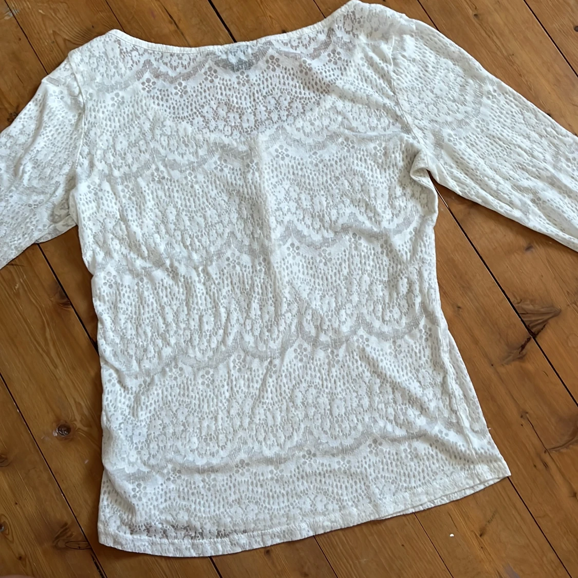 Vit spetsblus med knappar - 1