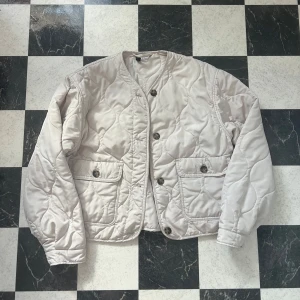 Jacka - Quiltad vår/höst- jacka från Hm i utmärkt skick. Om du vill köpa flera av mina annonser så kommer vi överens om ett paketpris så ta gärna en titt bland mina annonser.