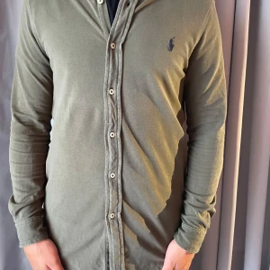 Ralph Lauren skjorta - Snygg olivgrön skjorta från Ralph Lauren i lätt mesh-bomull. Skjortan är i riktigt bra skick🤗 Priset är ej hugget i sten🤗