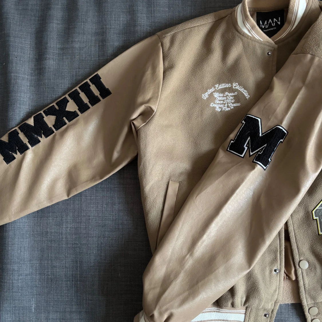 Beige bomberjacka BoohooMAN med patches - 2