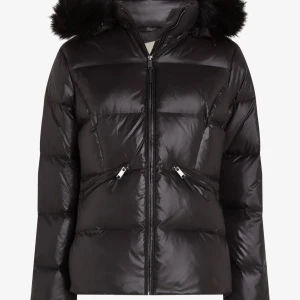 Calvin Klein Svart pufferjacka/downjacka - Snygg svart pufferjacka/downjacka från Calvin Klein med semi-glansig finish. Har en väldigt snygg passform då den är lite tightare runt midjan, som ger typ en hourglass figur 🥰 Den en huva med fuskpäls som kan tas av. Nypris är runt 2000kr 💕Har använt den för en säsong. Hör av er vid frågor!💝 och pris kan diskuteras