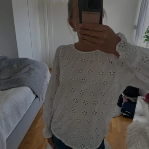 Vit blus med mönstrade blommor - Superfin vit blus med mönstrade blommor från Cubus. Passar året om, på sommaren till en långkjol och på vintern till ett par jeans!☺️