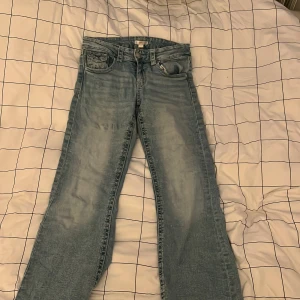 Ljusblå jeans från Gina Tricot - Snygga ljusblå bout cut jeans från Gina Tricot 