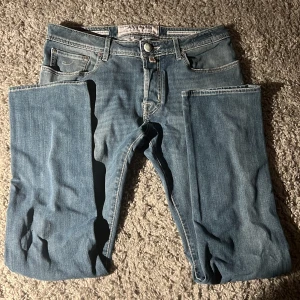 Jacob Cohen Jeans 688  - Jacob Cohen jeans i modellen 688, köptes från Store Enda för några månader sen, mycket bra skick förut om defekten vid högra bakfickan annars ser de bra ut. Har ingen användning av de längre så säljer de nu till ett bra pris. Nypris runt 4000kr mitt pris 750kr. Priset går att diskutera bara kontakta mig om du har prisförslag eller frågor😀