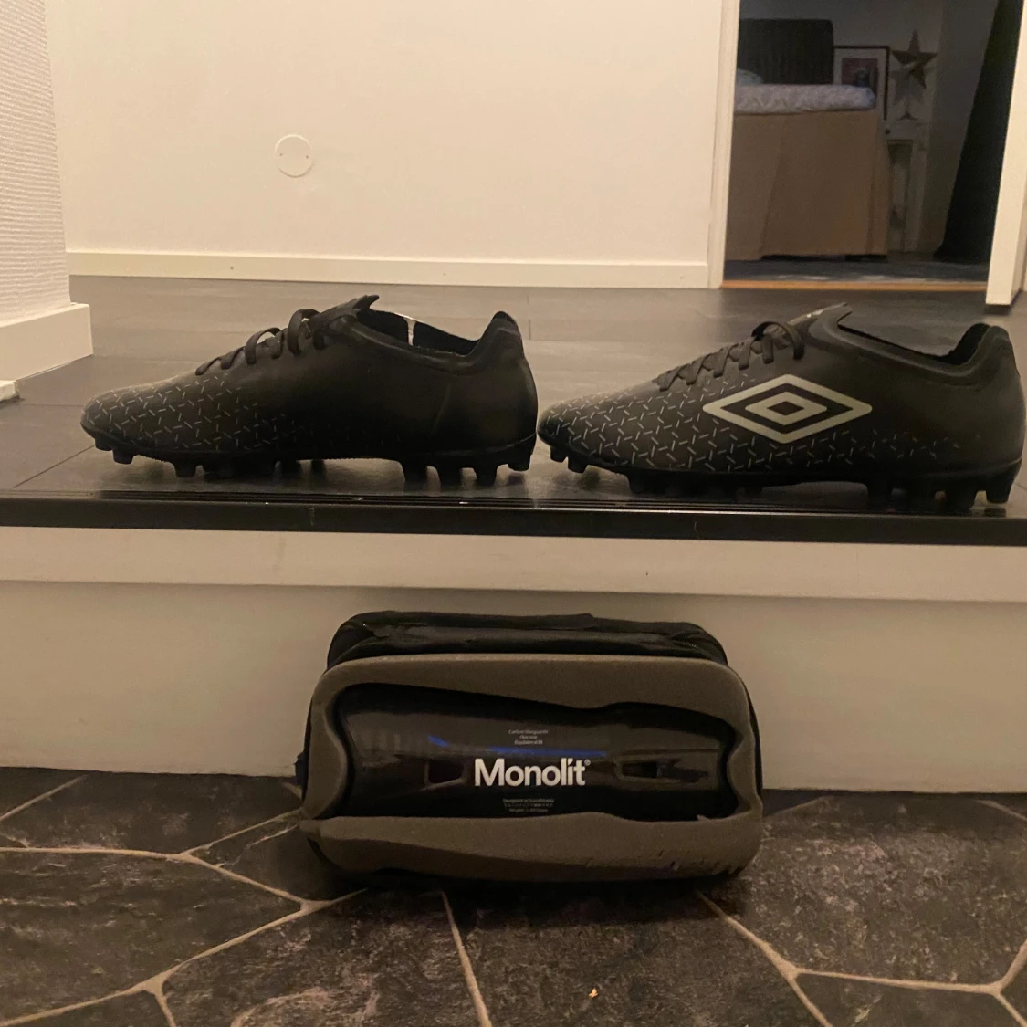 Monolit benskydd+Svarta Umbro fotbollsskor