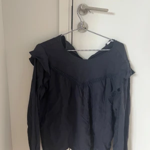 Mörkblå blus med volangdetaljer - Jättefin mörkblå blus från Subdued i storlek 38. Den är använd någon gång och är i jättebra skick, perfekt till hösten!