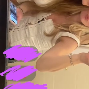 Vit randig snörad topp - Supersnygg vit topp med tunna horisontella ränder och snörning framtill. Offshoulder-modell som ger en trendig vibe och passar perfekt till jeans eller kjol. Toppen är croppad och har en figurnära passform som framhäver siluetten.