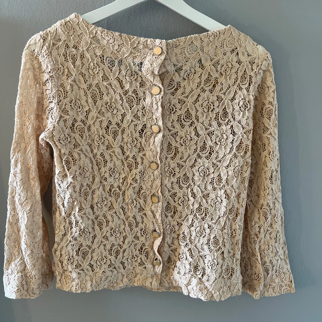 Beige spetsblus med knappar - 3