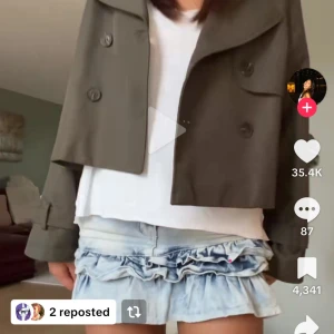 Olivgrön croppad trenchcoat H&M - Snygg croppad trenchcoat från H&M i olivgrönt. Jackan har bred krage, dubbelknäppning med stora knappar och bälte vid ärmsluten. Perfekt för lager-på-lager och ger en cool siluett till din outfit. Inte min bild i första bilden, knappt använd💕
