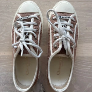 Beige sneakers från Christian Dior - Snygga sneakers från Christian Dior i beige med vita snören! Så fina men säljer för att de är för små för mig🙏🏽❤️