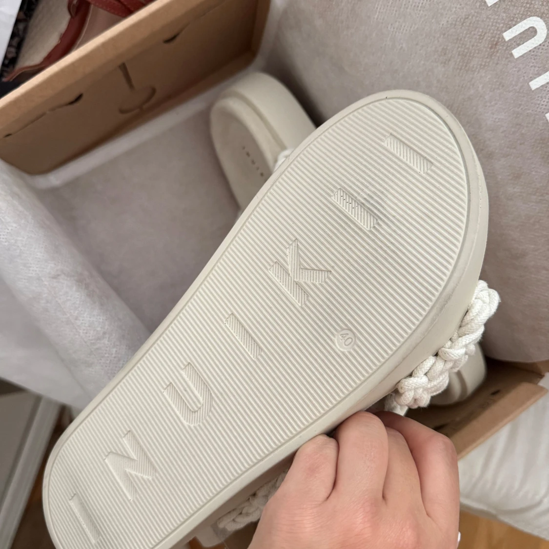 Vita sandaler med pärlor från Inuikii - 2