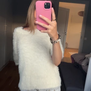 Fluffig tröja  - Vit fluffig tröja perfekt till höst, knappt använd 