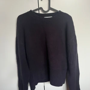 Mörk blå stickad tröja & Other Stories - Säljer en mörkblå stickad tröja från & Other Stories Paris Atelier. Tröjan har rund hals, ribbade muddar och lång ärm. Materialet är mjukt och värmande, perfekt för kyliga dagar. Enkel och clean design som funkar till många olika stilar.