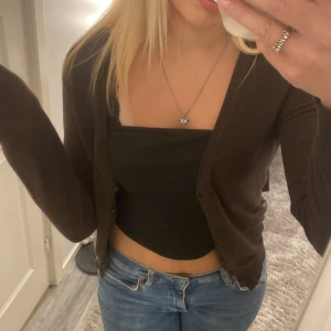 Brun kofta - Säljer min bruna enkla kofta pågrund av att den inte används längre! Bra skick, förekommer inte defekter alls 