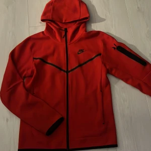 Röd nice teech - (PRIS KAN ÄVEN DISKUTERAS) Röd nice tech som är Andvänd ca 1-4 gånger 