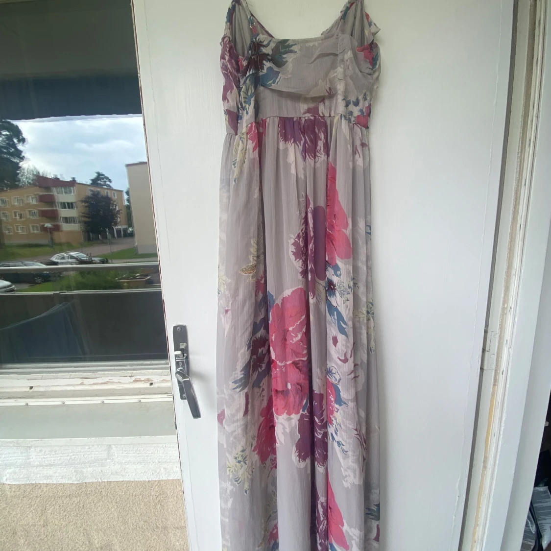 Lång blommig klänning med volang - 3