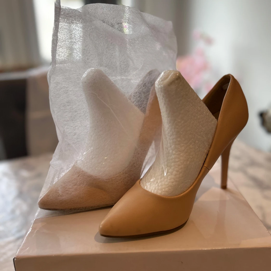 Beige pumps med spetsig tå och klack - 2