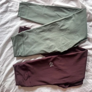 Två st träningsbyxor - Säljer två par träningsbyxor från lager 157, ett par grönt och ett i vinrött. Båda har hög midja och justerbar snörning i midjan, de har även en ficka i midjan! Säljer för att de inte kommer till användning💞