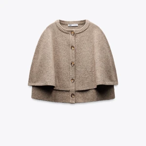 Beige stickad kofta från Zara - Säljer denna beige stickade kofta från Zara med rund halsringning och knappar framtill. Koftan har en lös och cape-liknande passform med ribbade kanter. Perfekt för lager-på-lager under kyliga dagar. Den är aldrig använd och har prislappen kvar. Tveka inte att höra av dig vid frågor!❣️