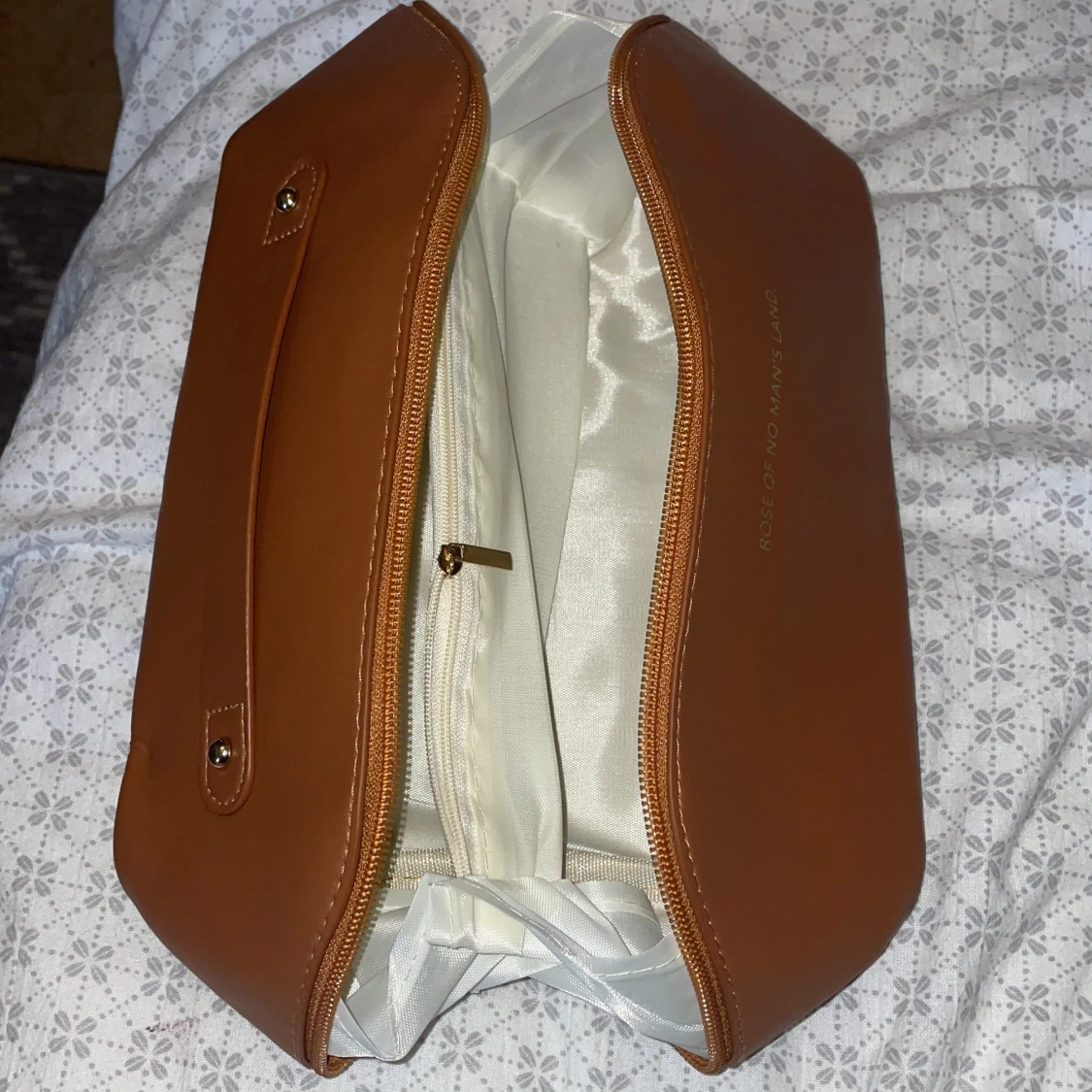 Brun necessär ifrån Rose of No Man's Land - 1