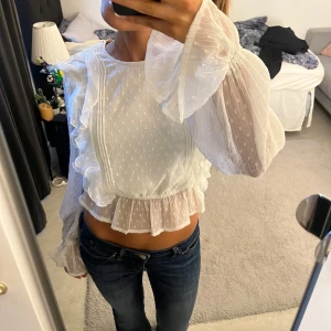 Vit blus från NA-KD!! - Superfin vit blus med volangdetaljer och prickigt mönster. Snyggt till både jeans och kjol!!