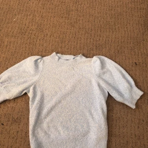 Ljusblå stickad tröja Vero Moda - Superfin ljusblå stickad tröja från Vero Moda med puffiga ärmar och ribbade muddar. Kommer tyvärr inte till användning längre 