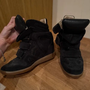 Isabel marant skor  - Säljer nu dessa sjukt snygga Isabel marant skor då de tyvärr inte kommer till användning, de är i bra skick förutom att sulan inuti har blivit sliten men det är inget man märker när man har på sig dom❤️ Köpta på vestaire och de är självklart äkta! Har även lagt upp annonsen där!❤️