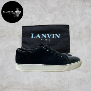 Lanvin skor - Lanvins skor med glans. Lätt sliten mocka och snören slitna vid ändarna, nya kan köpas billigt. I övrigt fint skick och mycket kvar att ge. Storlek 6, Lanvins är ofta något stora i storlek. Fråga gärna om innermått vid osäkerhet! Endast skorna ingår.                                   ~                                                                                         Nypris 4000-6000 kr | Vårt pris: 1899 kr                     Alla följare får rabatt- så följ!