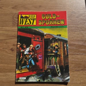 Wild West - Guldsporren, nr 7 år 1976 - Spännande westernserie från 1976 med action, tåg och cowboys! Perfekt för dig som gillar äventyr, dramatik och klassiska berättelser om mod och vänskap. Färgstarka illustrationer och coola karaktärer gör detta till ett måste för unga serieälskare.