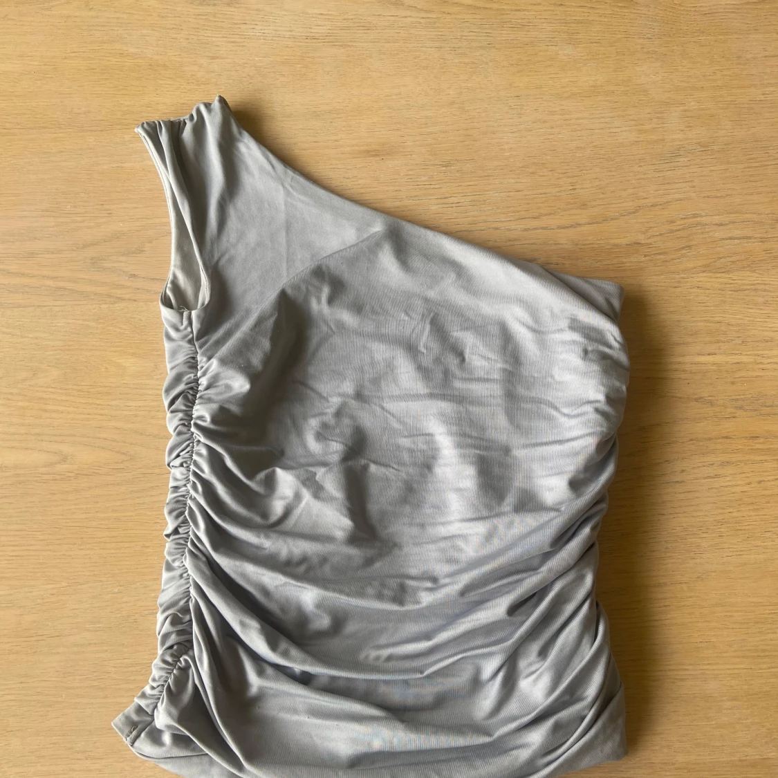 Ljusgrå oneshoulder topp - 1