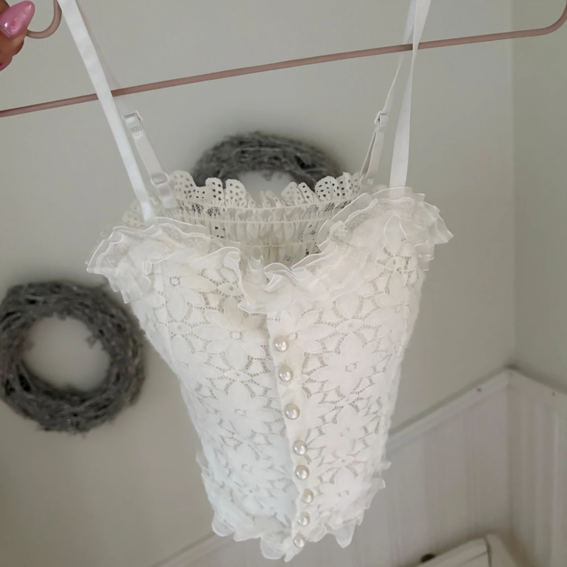 Vit spetsig mjuk korsett med pärlknappar