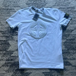 Stone island T-shirt - Säljer en helt ny Stone island T- shirt, etiketten är fortfarande på, den är storlek M. Pris kan diskuteras