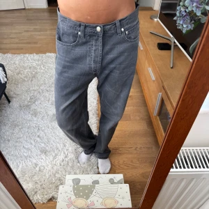 Djerf avenue baggy jeans - Snygga ljusgrå  jeans med baggy fit från djerf avenue