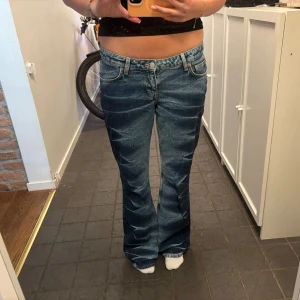 Weekday jeans - Snygga jeans med blåa detaljer på från weekday. Använda 1 gång.