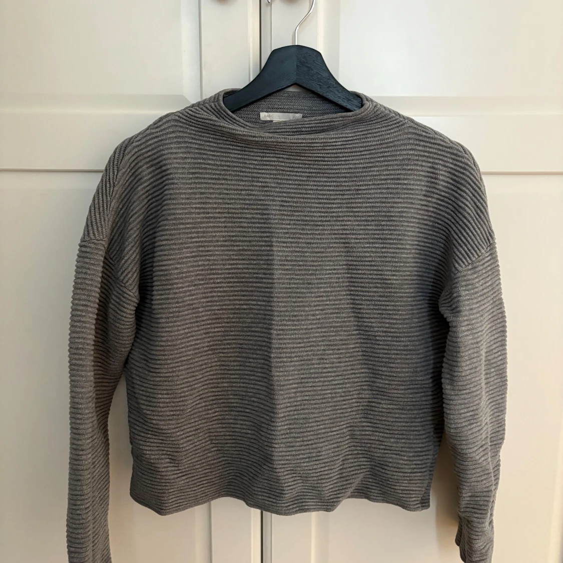 Grå ribbad tröja från H&M - 1