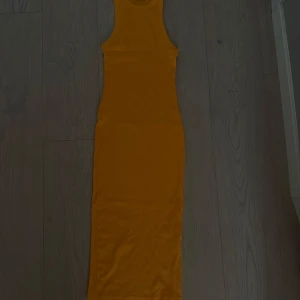 Orange Långklänning från Zara  - Aldrig använd. Möts på Ekerö annars står köparen för frakten 