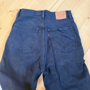Svarta jeans från Levis - Svarta jeans från Levis av modellen Ribcage straight. Dom är i storlek 28 (i midjan) och 30 på längden. I fint skick