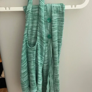 Grön mönstrat sett från Gina  - Ett grönt linne med öppen rygg och en maxi kjol som matchar med knappar på sidan vid slitsen💓