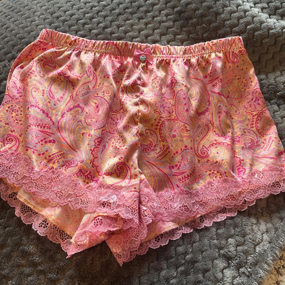 Rosa pyjamasshorts med spets