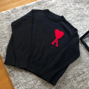 Ami Paris tröja  - Köpte tröjan här på plick men den var tyvärr lite för stor för min son men otroligt fin tröja, ser helt oanvänd ut! Min son är 172 cm lång och ganska smal. Så om du är lite större kommer tröjan bli perfekt 👍