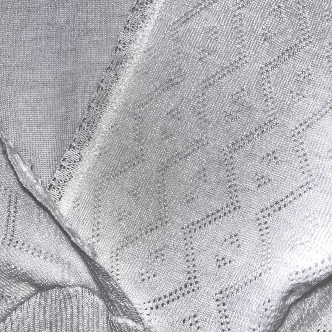 Vit stickad kortklänning med spets - 1