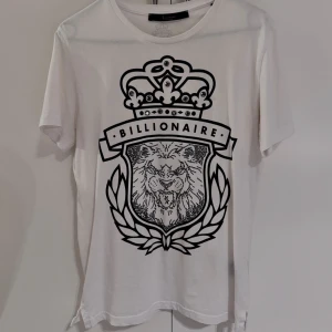 Billionaire T-Shirt Premium - Billionaire T-Shirt i XS (passar även S) i väldigt gott skick. Nypris 5.000kr Kvitto medföljes om önskas