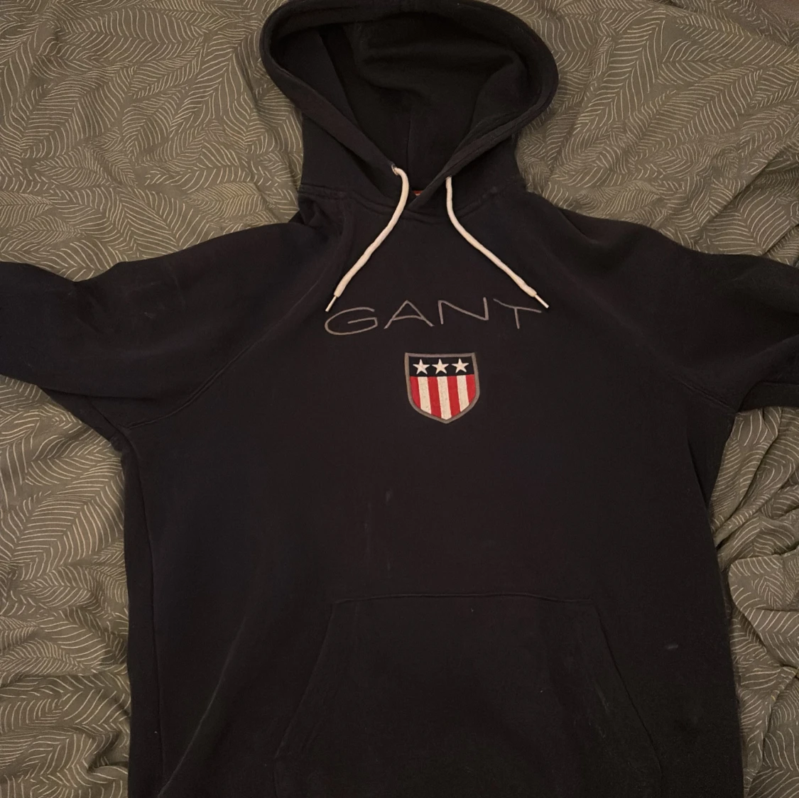 Svart hoodie från GANT med emblem