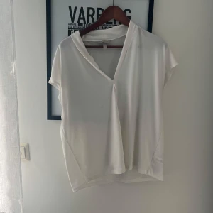 Vit blus - Vit blus med v ringning från hm. Super söt och endast använd en gång. Stl L