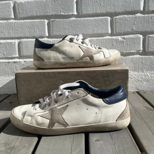 Golden Goose  - Säljer ett par riktigt snygga Golden goose i bra skick. Skorna kommer i orginalåda. Har en liten defekt på sulan som syns på sista bilden. Pris ej hugget i sten. Skriv vid funderingar eller liknande! 